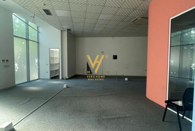 Ambiente Commerciale in Affitto 3+1 a Tirana - 3,000 Euro