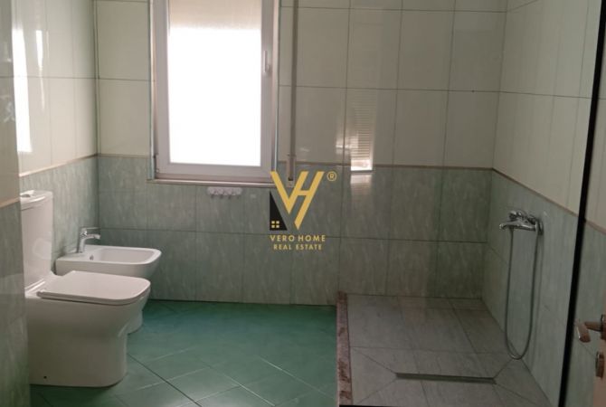 Shtepi me qera Apartament ne Tirane, 3+1, Mobilimi Pjeserisht e mobiluar, Pagesa 70,000  Leke.