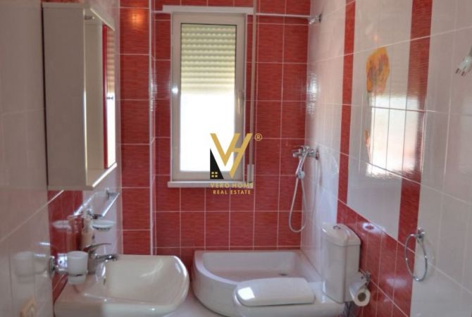 Shtepi me qera Papafingo(kati i catise) ne Tirane, 4+1, Mobilimi Bosh, pa mobiluar, Pagesa 1,200  Euro.