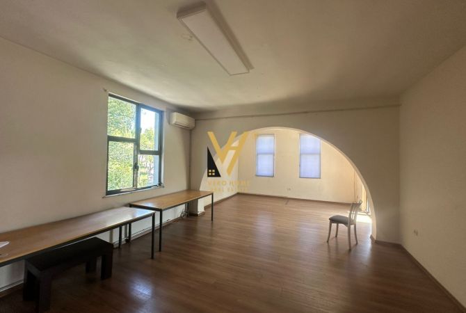 Ambjent biznesi me qera 3+1 ne Tirane - 2,700 Euro