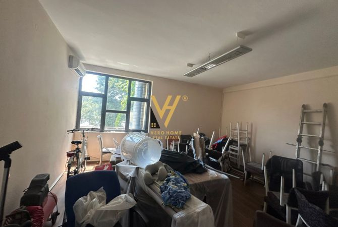 JEPET GODINE BIZNESI 230M2 ME QERA PAS FAKULTETIT EKONOMIK 2.700 EURO