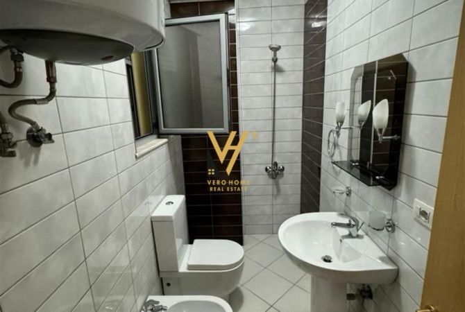 Shtepi me qera Apartament ne Tirane, 3+1, Mobilimi E mobiluar, Pagesa 1,000  Euro.