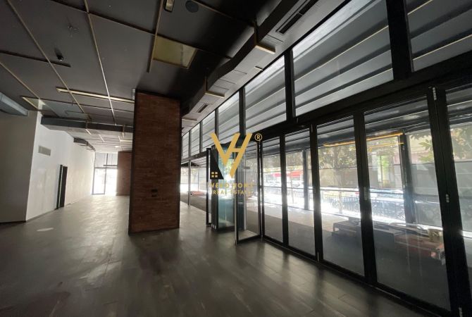 Ambiente Commerciale in Vendita 1+1 a Tirana - 1,320,000 Euro
