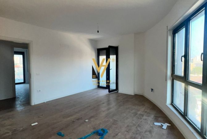 JEPET ZYRE 95 M2 ME QERA TE KOMUNA E PARISIT 700 EURO