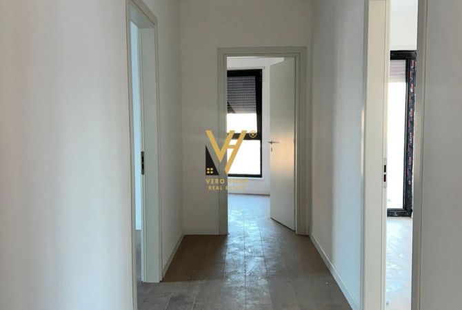 JEPET ZYRE 95 M2 ME QERA TE KOMUNA E PARISIT 700 EURO