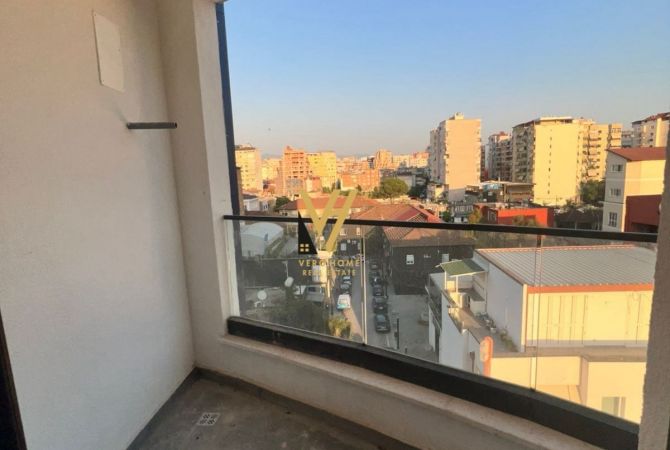 JEPET ZYRE 95 M2 ME QERA TE KOMUNA E PARISIT 700 EURO