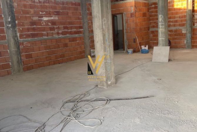 Ambiente Commerciale in Affitto 4+1 a Tirana - 1,500 Euro