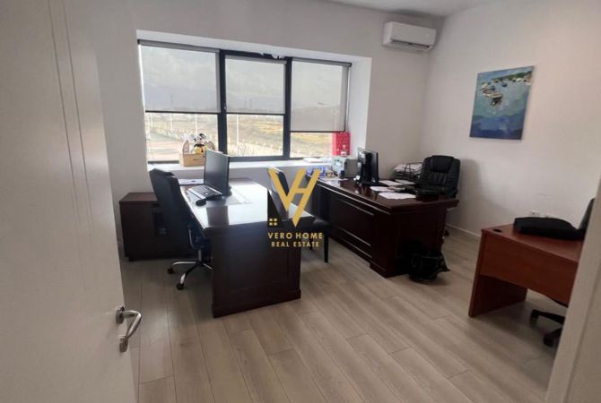 Ambiente Commerciale in Affitto 4+1 a Tirana - 2,600 Euro