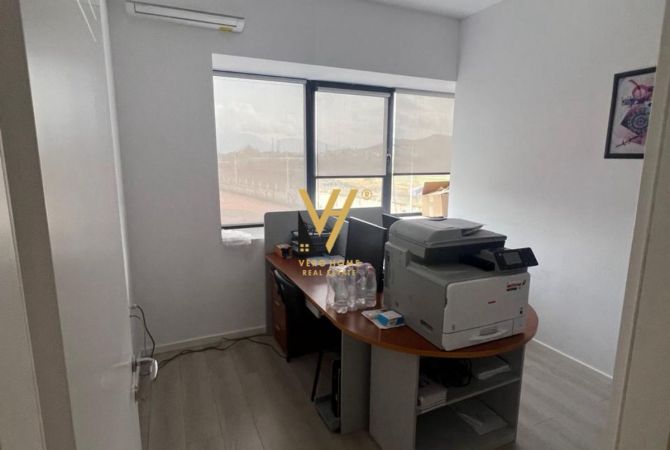 Ambiente Commerciale in Affitto 4+1 a Tirana - 2,600 Euro