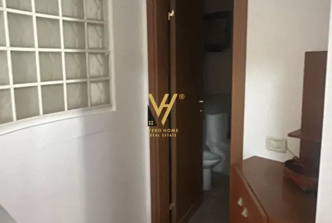 JEPET ZYRE 100M2 ME QERA NE BLLOK 1.300 EURO