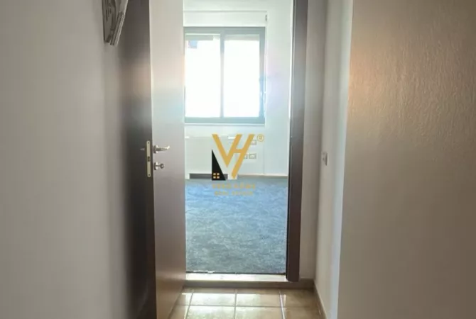 Ambiente Commerciale in Affitto 3+1 a Tirana - 1,300 Euro
