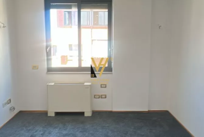 Ambiente Commerciale in Affitto 3+1 a Tirana - 1,300 Euro