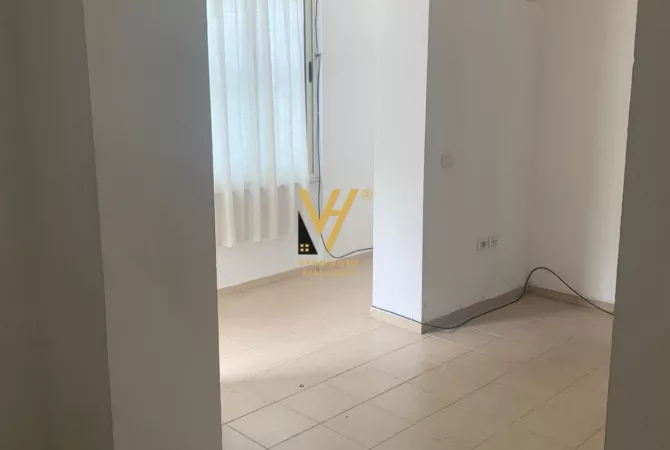 Ambiente Commerciale in Affitto 3+1 a Tirana - 400 Euro
