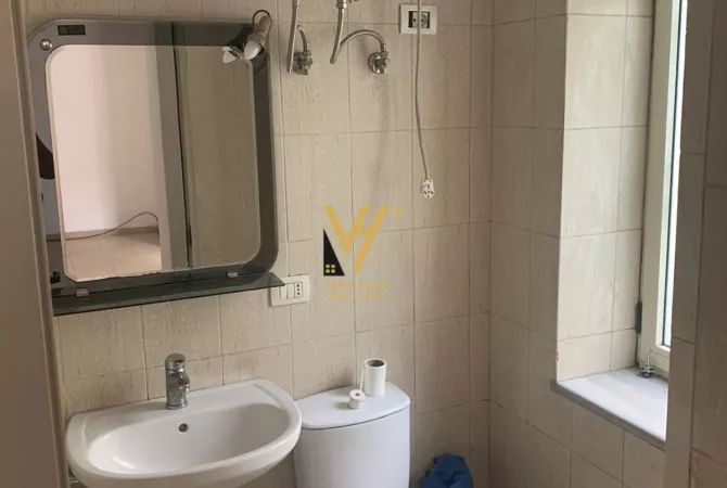 Ambiente Commerciale in Affitto 3+1 a Tirana - 400 Euro