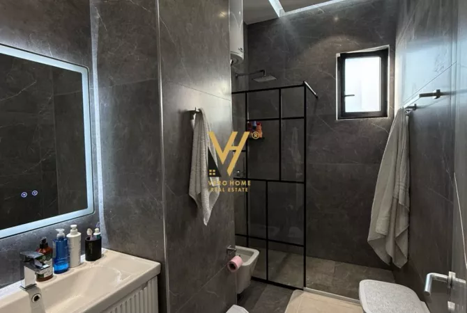 Shtepi ne shitje Apartament ne Tirane, 2+1, Mobilimi E mobiluar, Pagesa 300,000  Euro.