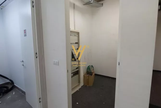 Ambiente Commerciale in Affitto 3+1 a Tirana - 6,000 Euro