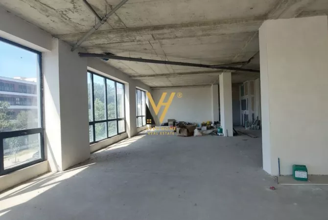 Ambiente Commerciale in Affitto 3+1 a Tirana - 3,600 Euro