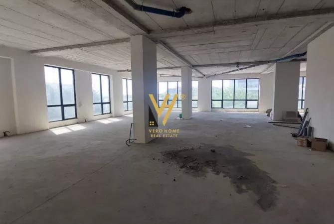 Ambiente Commerciale in Affitto 3+1 a Tirana - 3,600 Euro