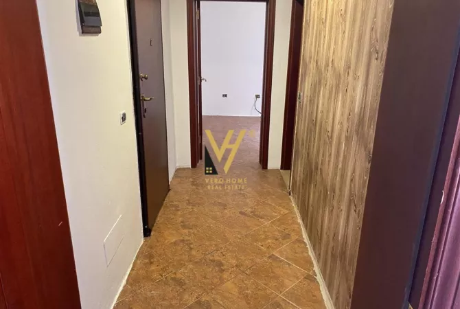 Ambiente Commerciale in Affitto 3+1 a Tirana - 650 Euro