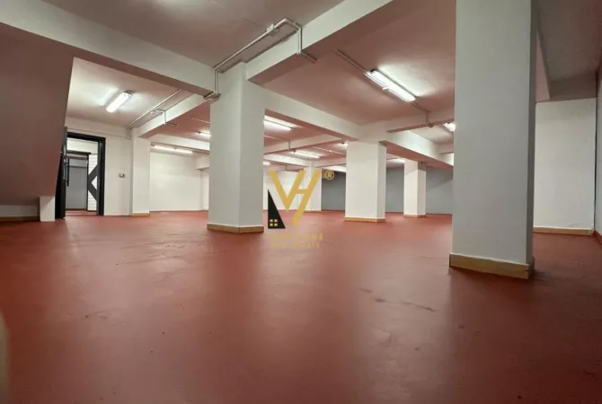 SHITET AMBJENT KOMERCIAL 386 M2 TE SHKOLLA E KUQE 350.000 EURO