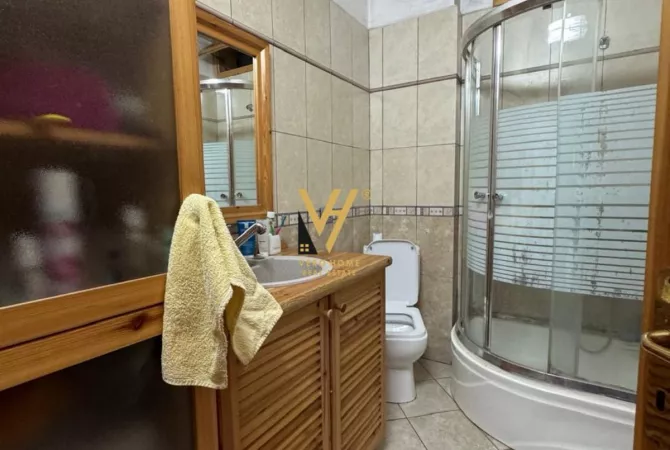 Shtepi ne shitje Apartament ne Tirane, 2+1, Mobilimi E mobiluar, Pagesa 150,000  Euro.