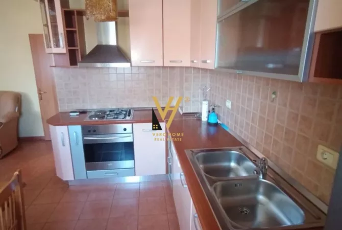 Shtepi me qera Apartament ne Tirane, 1+1, Mobilimi E mobiluar, Pagesa 550  Euro.