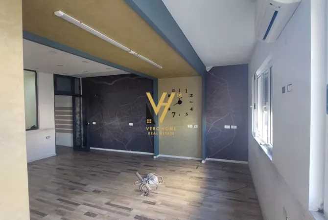 Ambiente Commerciale in Affitto 3+1 a Tirana - 1,400 Euro