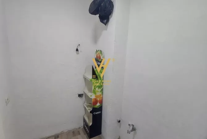 Ambiente Commerciale in Affitto 3+1 a Tirana - 1,400 Euro
