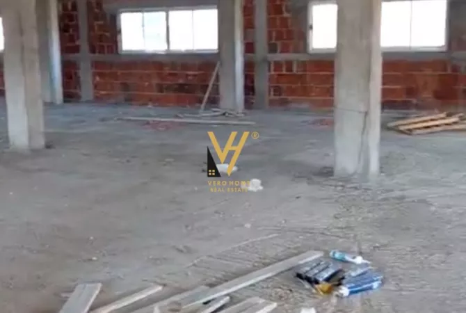 Ambiente Commerciale in Affitto 4+1 a Tirana - 2,200 Euro