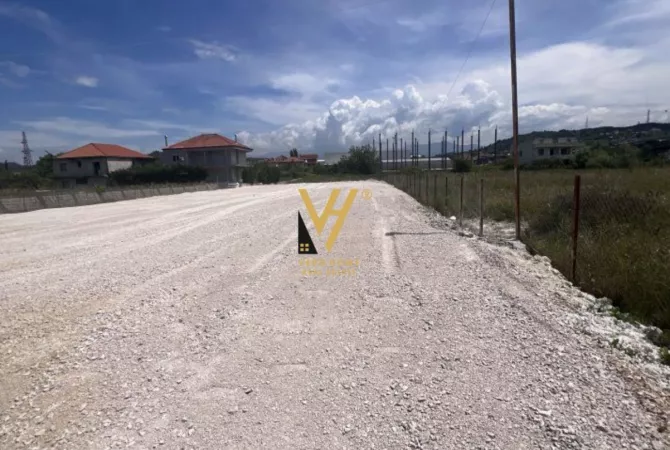 Truall ose Toke  ne Tirane - 1,500 Euro
