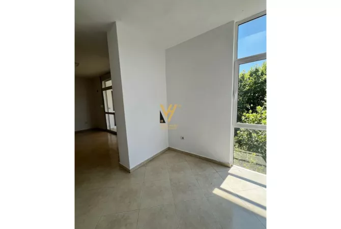 Ambjent biznesi me qera 3+1 ne Tirane - 1,000 Euro