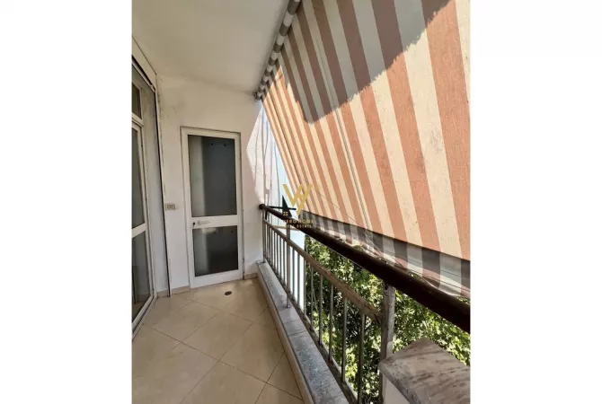 Ambjent biznesi me qera 3+1 ne Tirane - 1,000 Euro