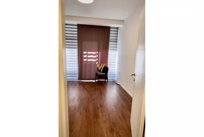 JEPET ZYRE 100 M2 ME QERA TE KOMUNA E PARISIT 1.000 EURO