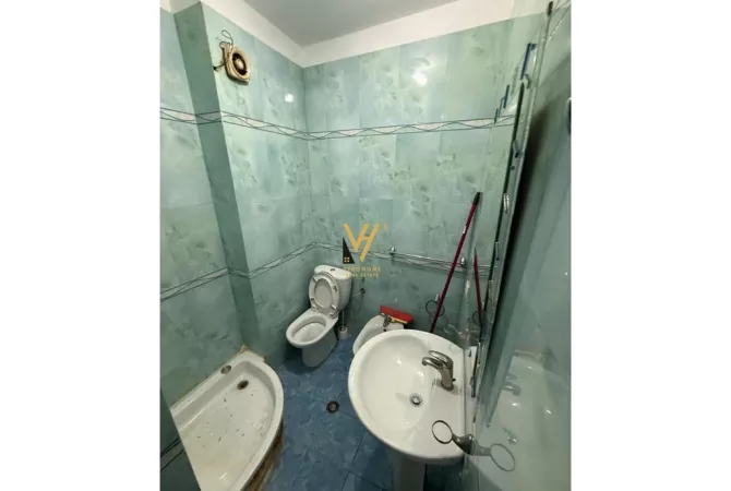 Shtepi ne shitje Apartament ne Tirane, Garsoniere, Mobilimi Bosh, pa mobiluar, Pagesa 110,000  Euro.