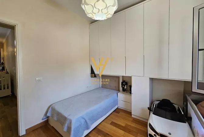 Shtepi ne shitje Apartament ne Tirane, 2+1, Mobilimi E mobiluar, Pagesa 273,000  Euro.