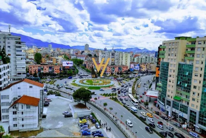 Ambient biznesi me qera 3+1 ne Tirane - 1,000 Euro