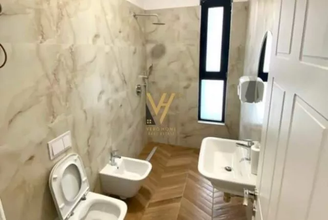 Ambjent biznesi me qera 3+1 ne Tirane - 950 Euro