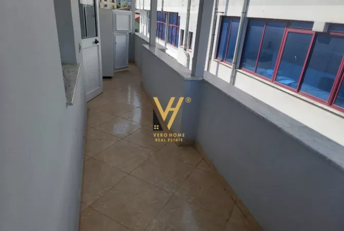 Ambiente Commerciale in Affitto 3+1 a Tirana - 300 Euro