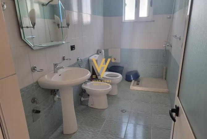 Ambiente Commerciale in Affitto 3+1 a Tirana - 300 Euro