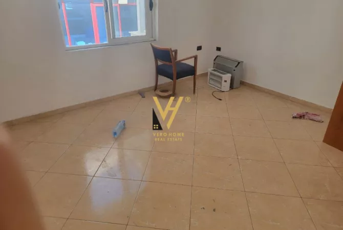 JEPET ZYRE 70 M2 ME QERA TE 5 MAJI 300 EURO