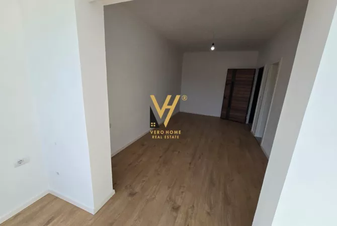 Shtepi ne shitje Apartament ne Tirane, Garsoniere, Mobilimi Bosh, pa mobiluar, Pagesa 68,000  Euro.