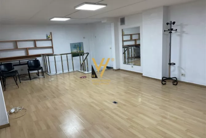 Ambiente Commerciale in Affitto 3+1 a Tirana - 400 Euro