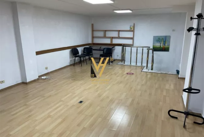 Ambiente Commerciale in Affitto 3+1 a Tirana - 400 Euro