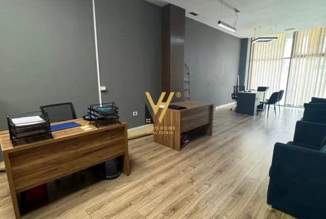 Ambiente Commerciale in Affitto 3+1 a Tirana - 800 Euro