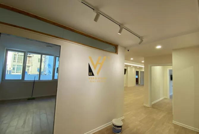 Ambiente Commerciale in Affitto 3+1 a Tirana - 1,850 Euro