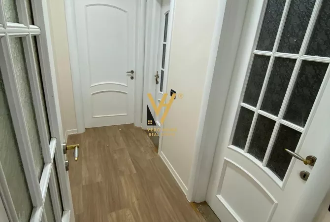 JEPET ZYRE 180 M2 ME QERA TE RRUGA E KAVAJES 1.850 EURO