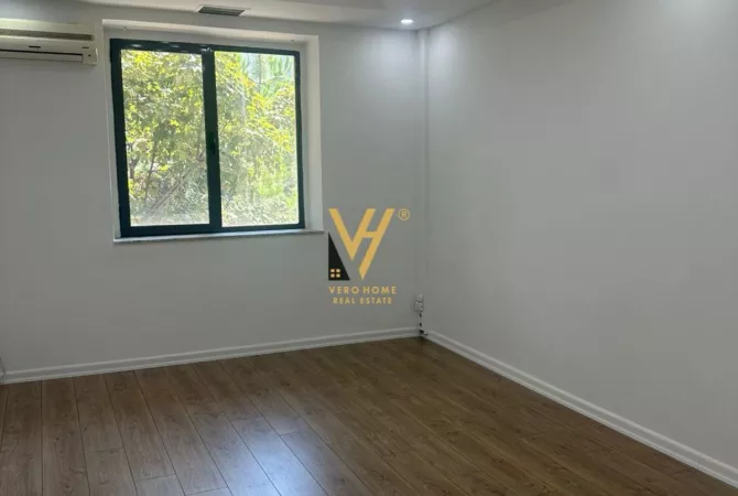 Ambiente Commerciale in Affitto 3+1 a Tirana - 1,500 Euro
