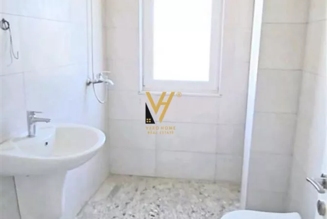 Ambiente Commerciale in Affitto 3+1 a Tirana - 600 Euro