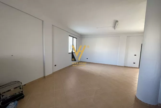 Ambiente Commerciale in Affitto 3+1 a Tirana - 1,500 Euro