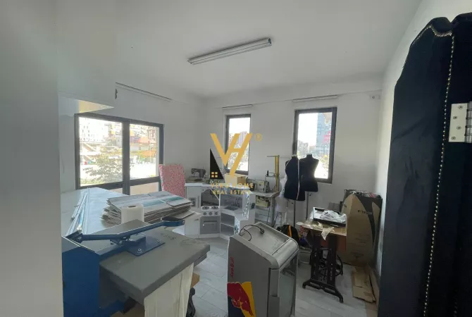 Ambiente Commerciale in Affitto 3+1 a Tirana - 1,500 Euro